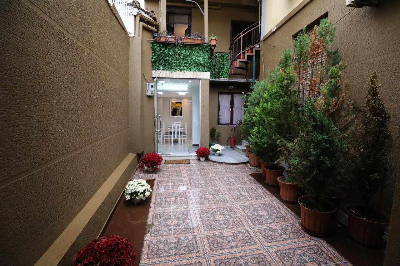 Little Corner Hostel Тирана Экстерьер фото