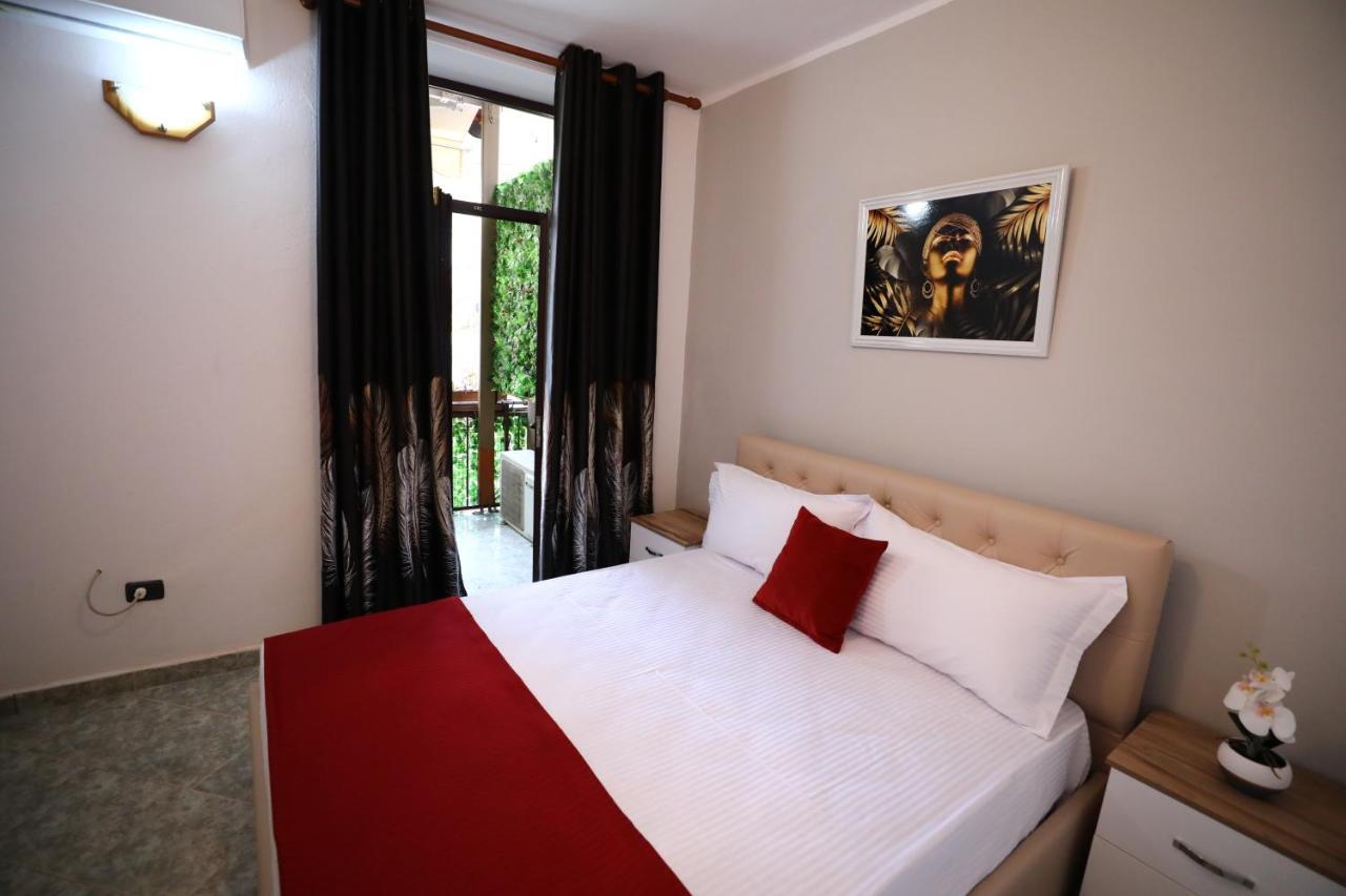 Little Corner Hostel Тирана Экстерьер фото